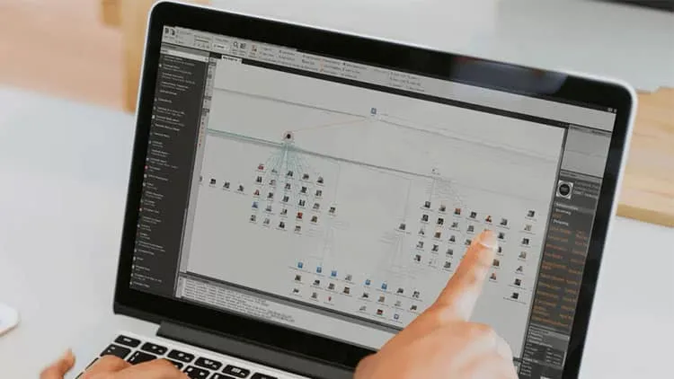 Detektiv bei der Internetrecherche. Bildschirm mit einem OSINT Tool