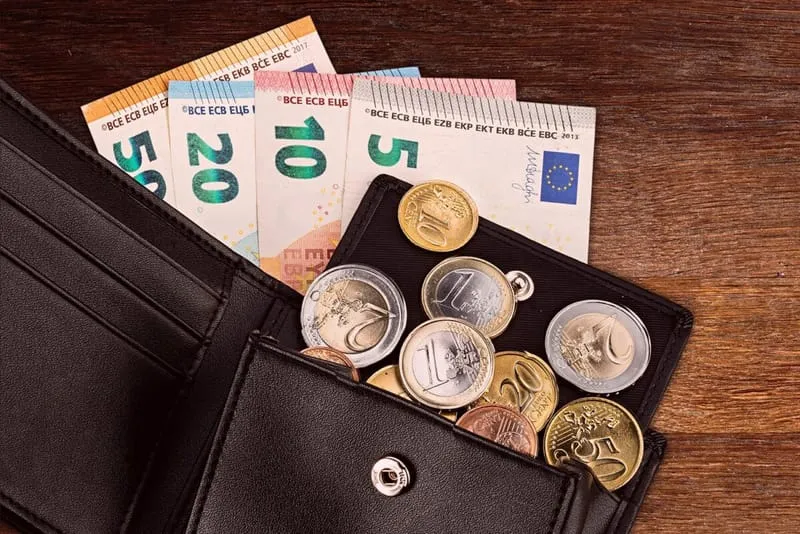 Geld in Portemonnaie auf Tisch