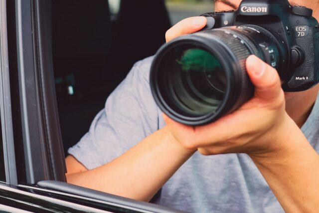 Drohne, 2 Detektive an einem Tisch, ein Privatdetektiv mit einer Kamera, 1 Wirtschaftsdetektiv bei einer Recherche.