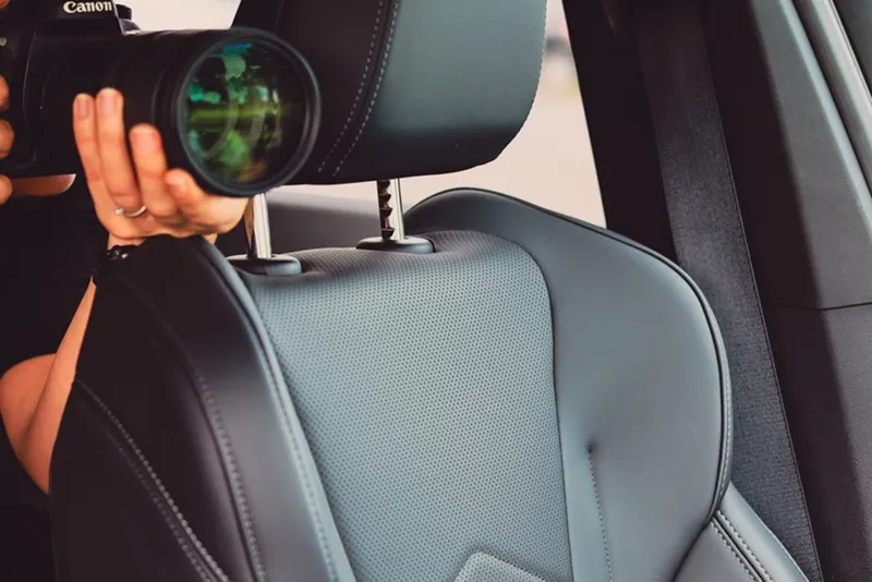 Detektiv bei der Observation verdeckt aus dem Fahrzeug