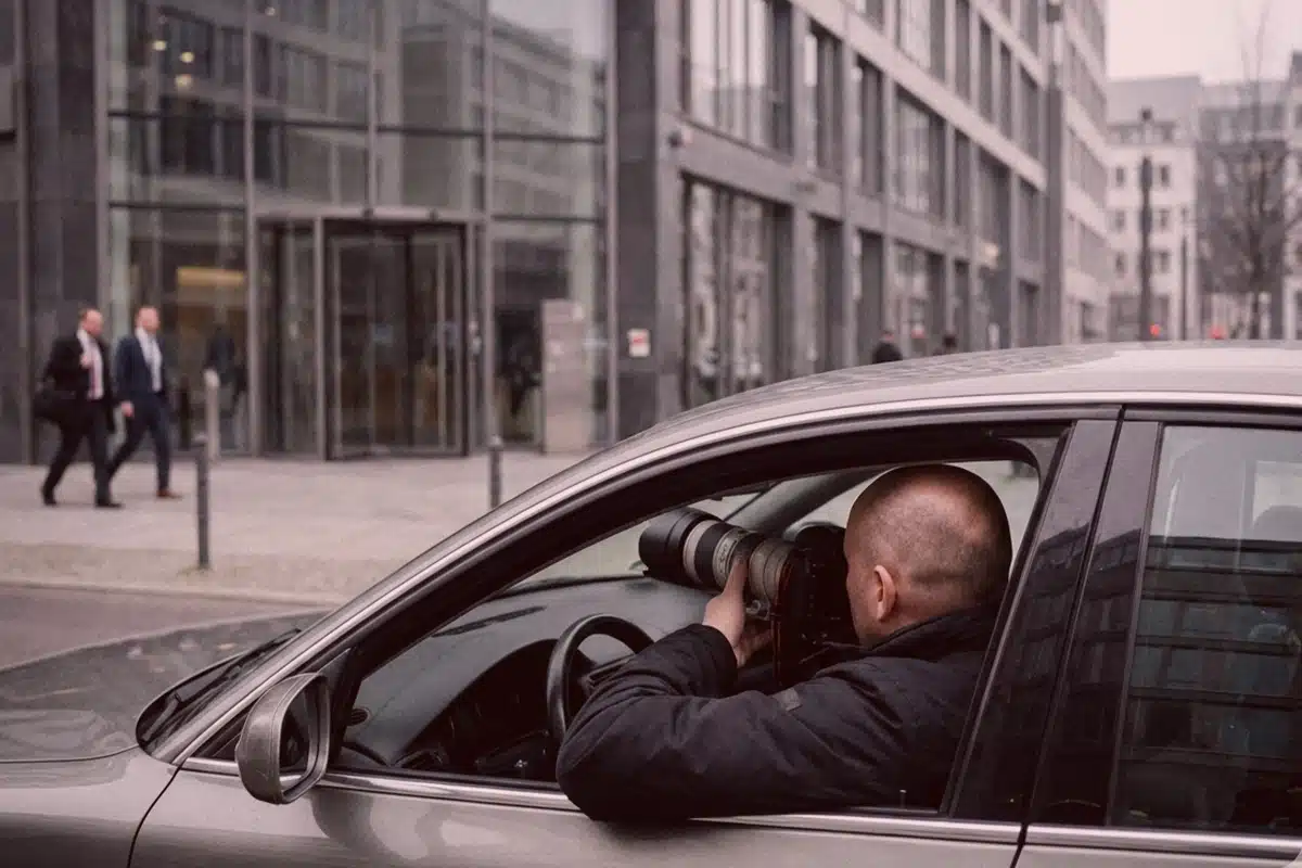 Wirtschaftsdetektiv fotografiert verdeckt aus Auto