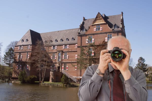 Schloss Bedburg, Detektiv der Detektei fotografiert, Schriftzug: Unserer Detektei ermittelt für Sie in Bedburg