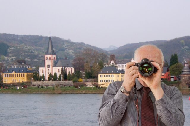 Unkel Rheinpromenade, Schriftzug: Wir ermitteln in Unkel! Detektiv der Detektei fotografiert.