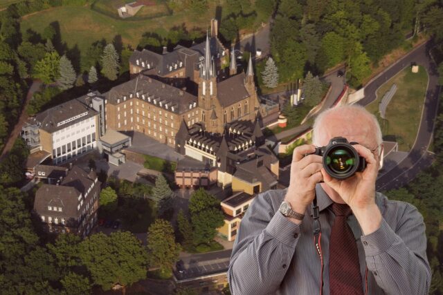 Waldbreitbach Kloster Marienhaus, Detektiv der Detektei fotografiert. Schriftzug Wir ermitteln für Sie in Waldbreitbach !