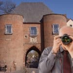 Aachener Tor in Bergheim, Detektiv der Detektei fotografiert. Schriftzug: Unserer Detektei ermittelt für Sie in Bergheim
