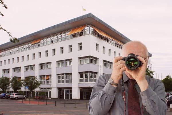 Rathaus Erftstadt-Liblar, Detektiv der Detektei fotografiert, Schriftzug: Unserer Detektei ermittelt für Sie in Erftstadt