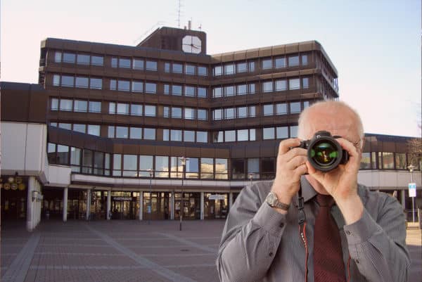 Rathaus von Sankt Augustin, Detektiv der Detektei fotografiert, Schriftzug: Unserer Detektei ermittelt für Sie in Weilerswist !