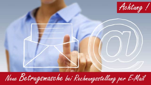 Frau zeigt auf eine Email