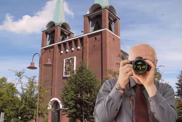 Kirche in Aldenhoven, Detektiv der Detektei fotografiert, Schriftzug: Unserer Detektei ermittelt für Sie in Aldenhoven !