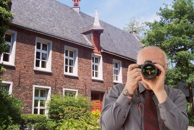 Haus Issum. Der Detektiv der Detektei fotografiert. Schriftzug: Unsere Detektei ermittelt für Sie in Issum !