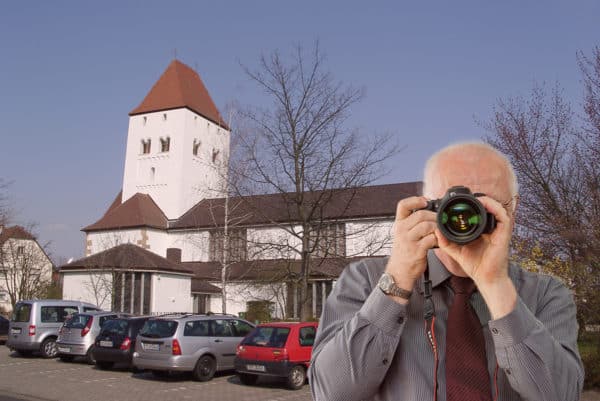 Detektei Kubon ermittelt in Niederkirchen bei Deidesheim, Detektiv der Detektei fotografiert, Pfarrkirche Niederkirchen, Schriftzug: Wir ermitteln für Sie in Niederkirchen bei Deidesheim!