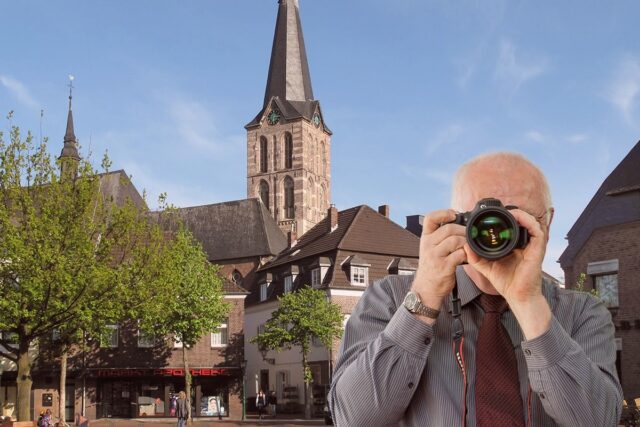 Marktplatz in Straelen, Detektiv der Detektei fotografiert, Schriftzug: Unserer Detektei ermittelt für Sie in Straelen