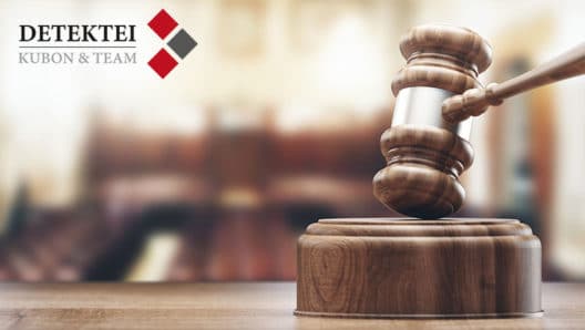 Kuendigungsschutzprozess. Gerichtssaal Gerichtshammer