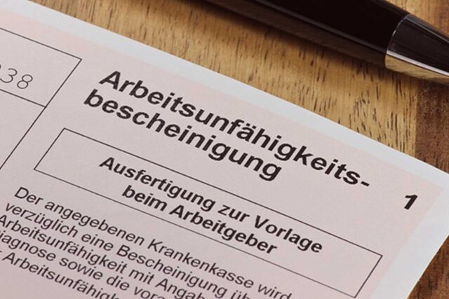 arbeitsunfaehigkeit auf einem Tisch