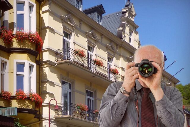 Rathaus Altenahr, Schriftzug: Detektei Kubon ermittelt in Altenahr, Detektiv der Detektei fotografiert.