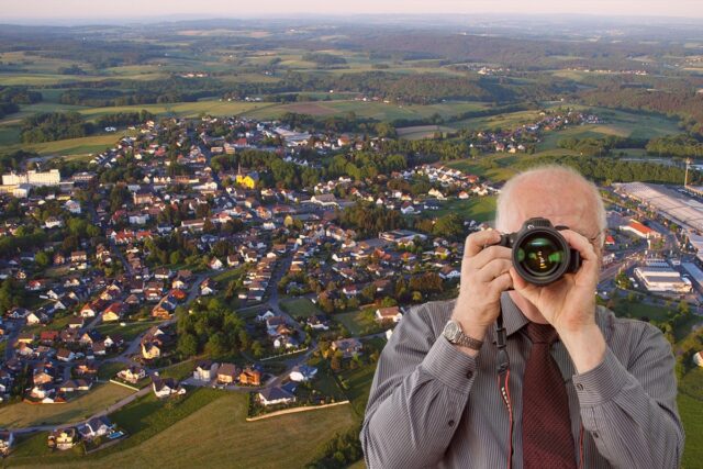 Asbach, Schriftzug: Detektei Kubon ermittelt in Asbach, Detektiv der Detektei fotografiert.