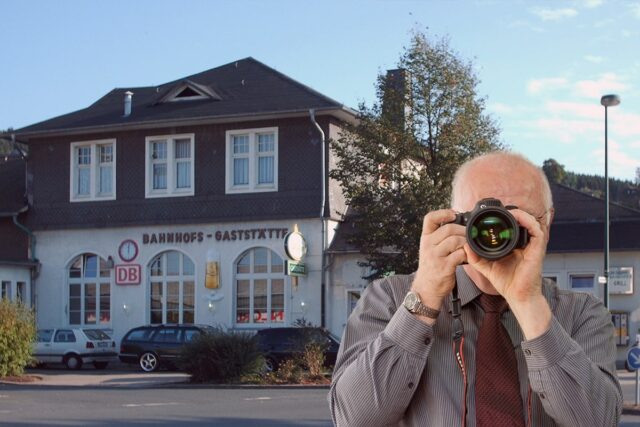 Bahnhof Attendorn. Detektei Kubon ermittelt in Attendorn, Detektiv der Detektei fotografiert.