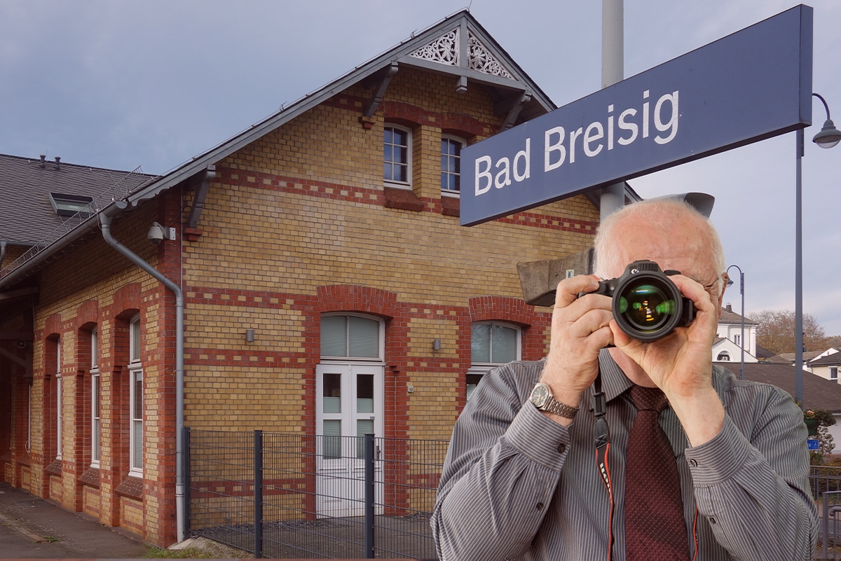 Bahnhof Bad Breisig, Schriftzug: Detektei Kubon ermittelt in Bad Breisig, Detektiv der Detektei fotografiert.