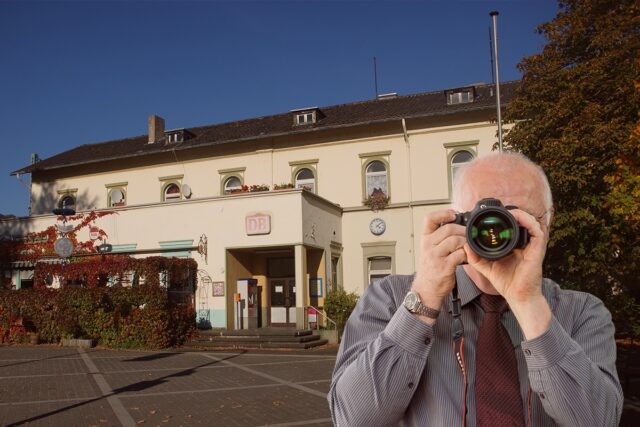 Bahnhof Bad Hönningen, Schriftzug: Detektei Kubon ermittelt in Bad Hönningen, Detektiv der Detektei fotografiert.