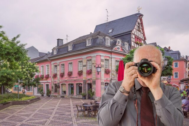 Marktplatz Bad Neuenahr Ahrweiler, Schriftzug: Detektei Kubon ermittelt in Bad Neuenahr Ahrweiler, Detektiv der Detektei fotografiert.