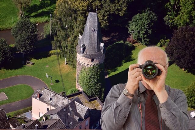 Eulenturm Dierdorf, Schriftzug: Detektei Kubon ermittelt in Dierdorf, Detektiv der Detektei fotografiert.