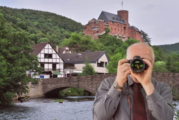 Schriftzug: Detektei Kubon ermittelt in Heimbach, Detektiv der Detektei fotografiert, Hengebachbrücke in Heimbach