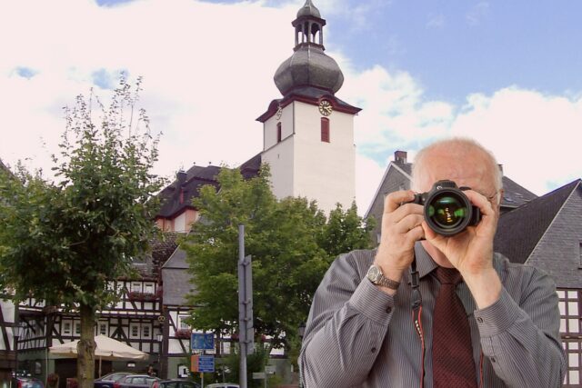 Ortskern Herdorf-Daaden, Schriftzug: Wir ermitteln in Herdorf-Daaden, Detektiv der Detektei fotografiert.