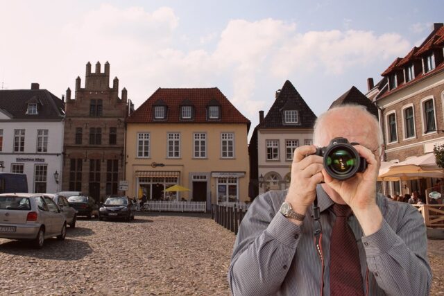 Marktplatz Kalkar, Detektiv der Detektei fotografiert, Schriftzug: Unserer Detektei ermittelt für Sie in Kalkar
