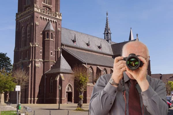 Schriftzug: Detektei Kubon ermittelt in Sankt Peter und Paul Kirche in Kerken , Detektiv der Detektei fotografiert.