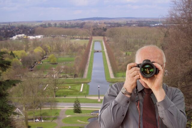 Tigergarten Kleve, Detektiv der Detektei fotografiert, Schriftzug: Unserer Detektei ermittelt für Sie in Kleve