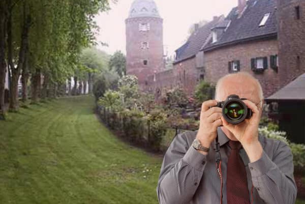 Burgwall Kranenburg, Detektiv der Detektei fotografiert, Schriftzug: Unserer Detektei ermittelt für Sie in Kranenburg