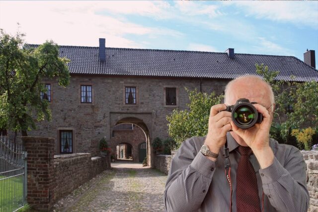 Schriftzug: Detektei Kubon ermittelt in Kreuzau, Detektiv der Detektei fotografiert.