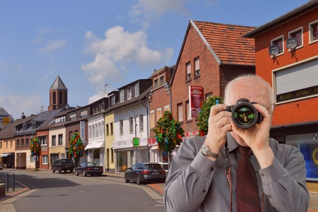 Schriftzug: Detektei Kubon ermittelt in Langerwehe, Detektiv der Detektei fotografiert.