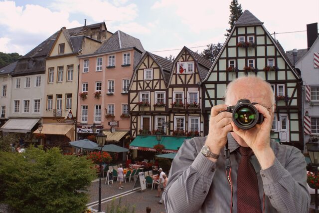 Burgplatz Linz am Rhein, Schriftzug: Detektei Kubon ermittelt in Linz am Rhein, Detektiv der Detektei fotografiert.