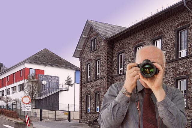 Grundschule Puderbach, Schriftzug: Detektei Kubon ermittelt in Puderbach, Detektiv der Detektei fotografiert.