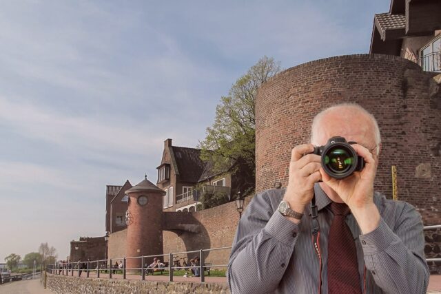 Alter Turm in Rees, Detektiv der Detektei fotografiert, Schriftzug: Unserer Detektei ermittelt für Sie in Rees.