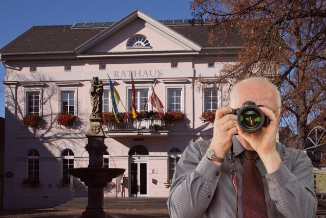 Rathaus Remagen, Schriftzug: Detektei Kubon ermittelt in Remagen, Detektiv der Detektei fotografiert.