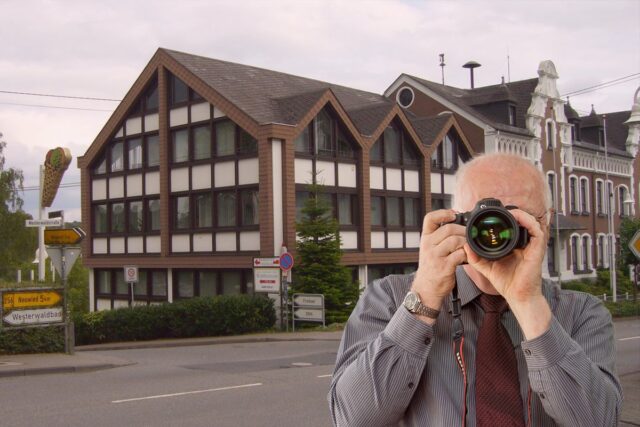 Schriftzug: Detektei Kubon ermittelt in Rengsdorf, Detektiv der Detektei fotografiert.