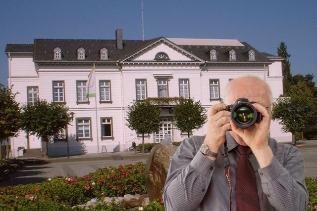 Rathaus Sinzig, Schriftzug: Detektei Kubon ermittelt in Sinzig, Detektiv der Detektei fotografiert.