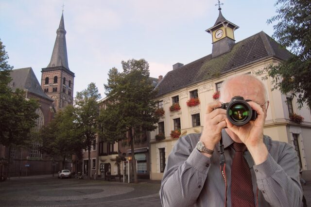 Rathausplatz Tönisvorst, Schriftzug: Detektei Kubon ermittelt in Tönisvorst, Detektiv der Detektei fotografiert.