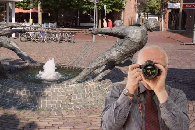 Brunnen in Uedem, Detektiv der Detektei fotografiert, Schriftzug: Unserer Detektei ermittelt für Sie in Uedem !