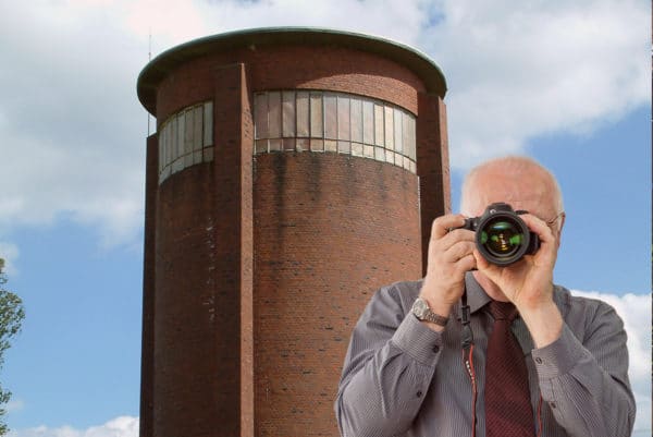 Schriftzug: Detektei Kubon ermittelt in Vettweiß, Detektiv der Detektei fotografiert. Wasserturm Vettweiß