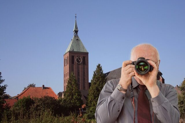 Kirche in Weeze. Detektiv der Detektei fotografiert, Schriftzug: Unserer Detektei ermittelt für Sie in Weeze