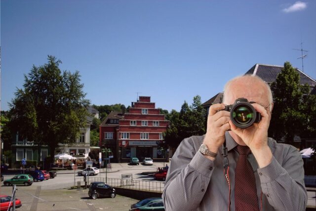 Marktplatz Wipperfürth, Schriftzug: Detektei Kubon ermittelt in Wipperfürth, Detektiv der Detektei fotografiert.