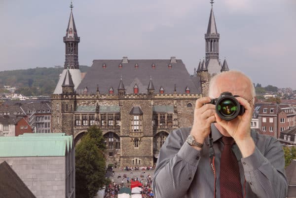 Dom und Rathaus Aachen, Detektiv der Detektei fotografiert, Schriftzug: Unserer Detektei ermittelt für Sie in Aachen