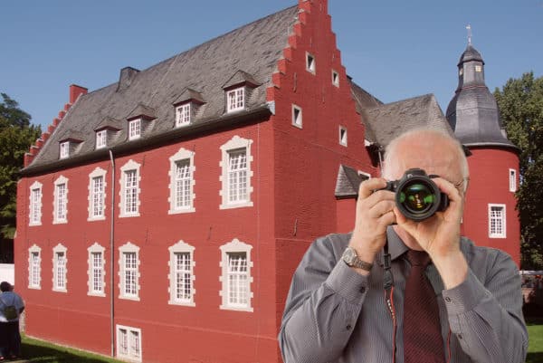 Burg Alsdorf, Detektiv der Detektei fotografiert, Schriftzug: Unserer Detektei ermittelt für Sie in Alsdorf !