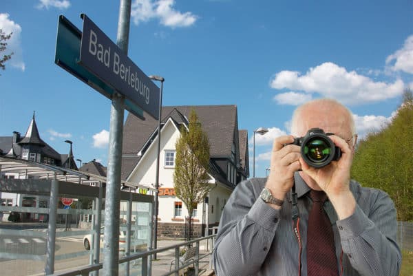 Bad Berleburg Bahnhof, Detektiv der Detektei fotografiert, Schriftzug: Unsere Detektei ermittelt für Sie in Bad Berleburg !