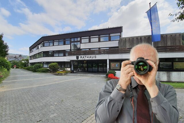 Bad Laasphe Rathaus, Detektiv der Detektei fotografiert, Schriftzug: Unsere Detektei ermittelt für Sie in Bad Laasphe !