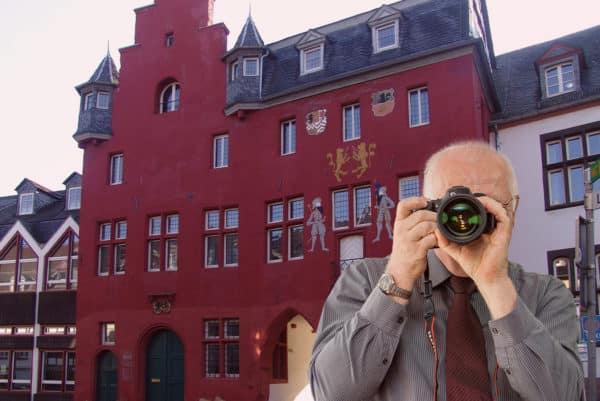 Rotes Rathaus in Bad Münstereifel, Detektiv der Detektei fotografiert, Schriftzug: Unserer Detektei ermittelt für Sie in Bad Münstereifel !