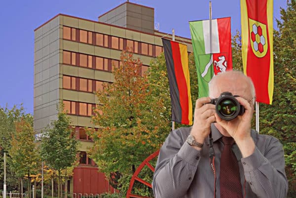 Rathaus Bergkamen, Detektiv der Detektei fotografiert, Schriftzug: Unsere Detektei ermittelt für Sie in Bergkamen!